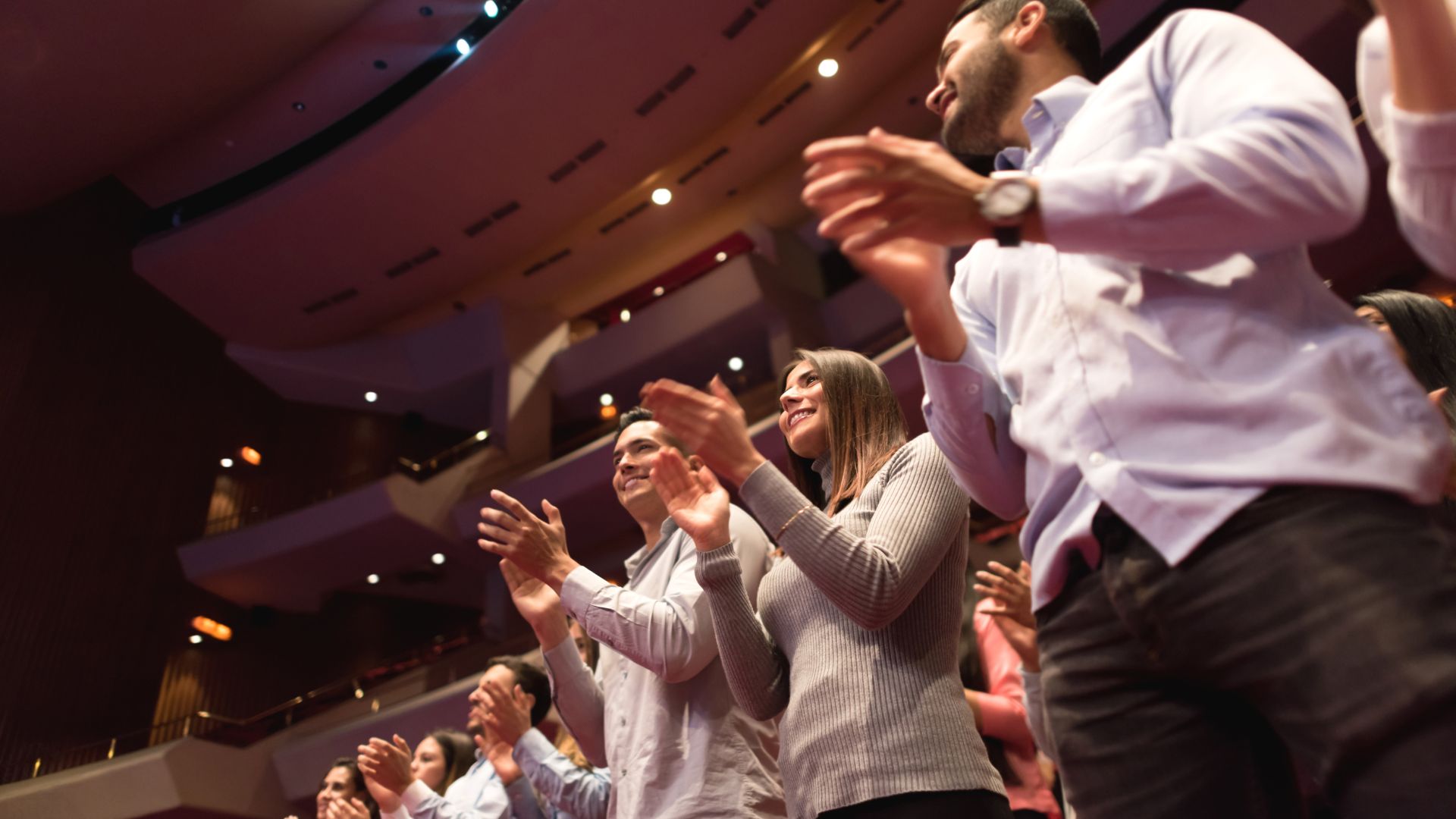STANDING OVATION DARI SURGA - ROCK Ministry